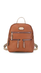 Mochila negra de símil cuero con apertura superior doble con cierres individuales. Bolsillos al frente con cierres metálicos, uno principal de mayor capacidad y dos pequeños. Correas largas a tono regulable con hebillas.