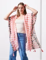 Kimono tejido con estampado abstracto en tonos beige, blanco y negro. Tiene mangas amplias estilo japonés y terminación de ruedo con borlas.