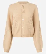 Cardigan de punto color beige, con cuello redondo, cierre frontal de botones, mangas largas con puños acanalados y bordado floral en las mangas y el frente.