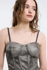 Bustier color borgoña con breteles finos. Diseño con costuras verticales y copas preformadas.