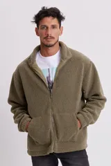 Campera de sherpa verde con cierre frontal y bolsillos laterales.