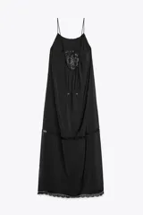 Vestido midi negro de tirantes finos con escote recto y detalle de bordados perforados a tono.
