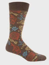 Calcetines largos de color marrón oscuro con estampado temático de ciencia que incluye representaciones de ADN, cerebro, moléculas, microscopio y plantas.