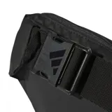 Riñonera Adidas Ultramodern negra con logo reflectivo.