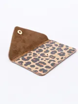 Billetera pequeña con solapa, con estampado animal print de leopardo y cierre con broche metálico dorado.