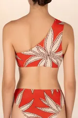 Top de bikini asimétrico color naranja con estampado abstracto en tonos beige y negro. Tiene un solo tirante con detalle de aro de madera.