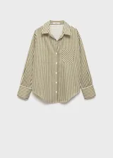 Camisa de manga larga a rayas color verde y blanco, con cuello camisero, bolsillo de parche en el pecho y cierre frontal con botones.