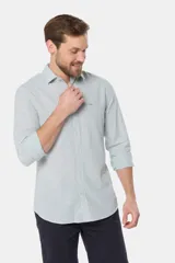 Camisa de manga larga, color celeste con finas rayas blancas, confeccionada en una mezcla de lino y algodón. Presenta un corte slim fit y no tiene bolsillo.