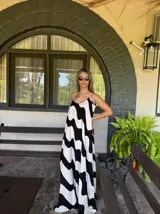 Vestido largo con estampado abstracto en blanco y negro, breteles finos y corte holgado. 