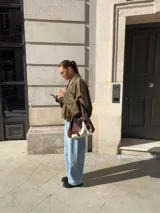 Campera bomber marrón de efecto ante, con cuello clásico, cierre frontal con cremallera y mangas largas.