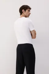 Pantalón negro de lino con corte recto, cintura elastizada con cordón ajustable, bolsillos laterales y bolsillo trasero.
