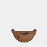 Riñonera de cuero color marrón claro, con correa regulable y cierre superior.