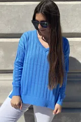 Sweater negro de tejido de punto con escote en V y rayas verticales plateadas.