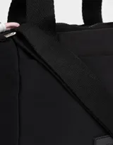 Cartera bandolera negra de tela deportiva con doble asa corta de mano, correa regulable y desmontable, cierre superior y tag de goma con logo.