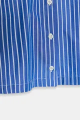 Camisa de cuello redondo con estampado de rayas verticales azules y blancas, manga larga abullonada y cierre frontal con botones.
