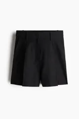 Short negro de tiro alto con pinzas delanteras, bolsillos laterales y trabillas para cinturón.