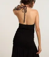 Vestido midi negro de tricolina, con cuerpo en lastex y escote halter.