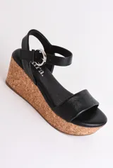 Sandalia plateada con plataforma de corcho, diseño cruzado y tira con hebilla al tobillo.