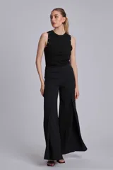 Musculosa marrón de tejido liso, con cuello redondo y tachas metálicas decorativas en los hombros.