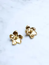 Aros dorados con forma de flor.