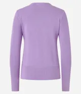 Suéter de punto color verde, con cuello barco, mangas largas y textura acanalada.