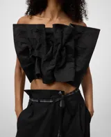 Top negro sin mangas, estilo palabra de honor, con gran volumen frontal fruncido y textura de microcuadros.