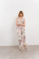 Mono largo de lino con estampado floral en tonos azules, escote en V pronunciado, tirantes anchos y bolsillos laterales.