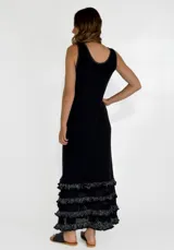 Vestido largo amarillo sin mangas con escote redondo y ruedo con tres volados de encaje.