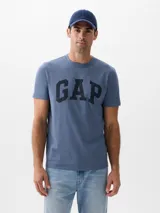 Remera blanca de algodón con logo GAP estampado en azul marino en el frente.