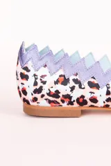 Bailarinas con estampado animal print, ribete superior en zig zag color lila y suela plana.