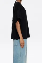 Camiseta blanca de viscosa, corte recto, cuello en V y manga corta ancha.