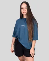 Remera negra de algodón, corte oversize y mangas cortas. Estampado frontal pequeño con la palabra 'GAINS.' en color blanco.