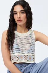 Top tejido al crochet color crudo con diseño calado y cuello redondo.