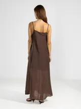 Vestido largo celeste de breteles finos, escote recto y lazos ajustables en los costados.