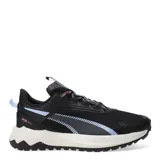 Championes Puma Extend Lite Trail negros con detalles en celeste y rosa. Suela de goma PUMAGRIP con tacos profundos, mediasuela de EVA y plantilla SOFTFOAM+. Fabricadas con al menos un 20 % de materiales reciclados.