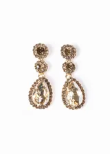 Aros colgantes dorados con tres piedras de strass color champagne, con forma circular y de lágrima.