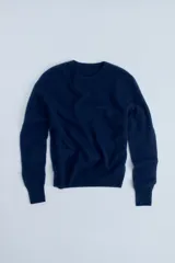 Sweater azul marino de lana con cuello redondo y mangas largas.