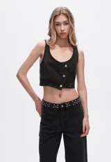 Chaleco crop top de jean celeste con botones frontales.