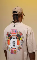 Remera color arena de manga corta con cuello redondo y calce oversize. Estampado frontal de Mickey Mouse.