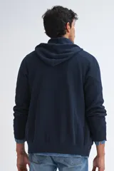 Cárdigan azul marino de punto con capucha y cierre de cremallera.