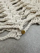 Casquete de crochet color rojo, con diseño de malla y confeccionado en hilo de algodón.