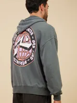 Canguro gris con capucha y cordones ajustables, bolsillo tipo canguro y logo de la marca estampado en el pecho.