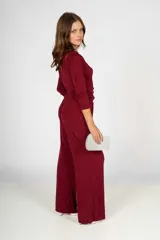Pantalón de vestir color bordó con pequeños lunares dorados, corte palazzo y cintura alta.