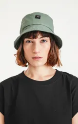 Gorro tipo bucket color verde militar con etiqueta negra con logo blanco.