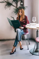 Zapatos de tacón de piel de potro con estampado animal print en granate, negro y rojo. Diseño artesanal con aberturas y pulsera con hebilla lateral.