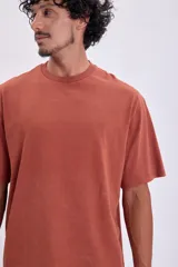 Remera color terracota con efecto lavado, de corte recto y mangas cortas.