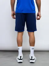 Short de fútbol azul con detalles en blanco.