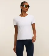 Remera deportiva blanca texturizada, con cuello redondo, manga corta, detalle reflectante y pliegue en la espalda.