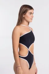 Traje de baño enterizo negro con contorno blanco, corte asimétrico y aberturas en la zona abdominal.