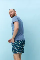 Bermuda de hombre azul con estampado de flores blancas y cordón ajustable en la cintura.